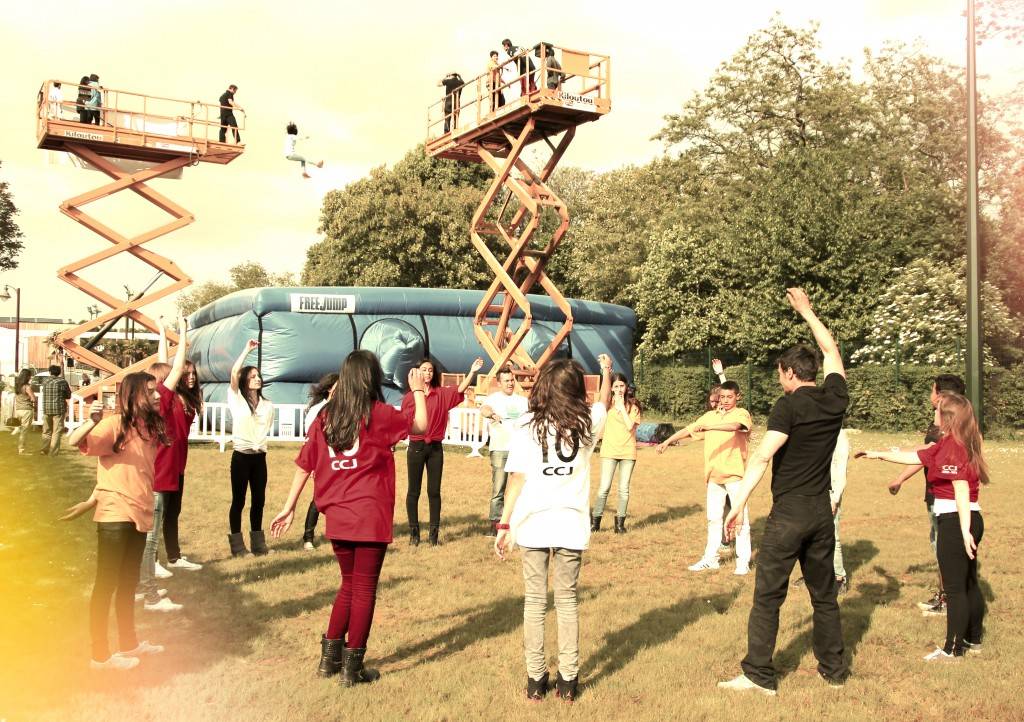FreeJump - Les enfants s'echauffent avant le grand saut FreeJump - Les enfants s'echauffent avant le grand saut