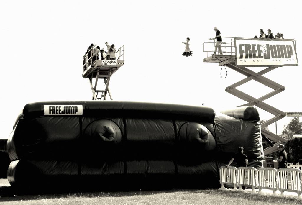FreeJump - Un gros saut dans un Big Airbag ! FreeJump - Un gros saut dans un Big Airbag !