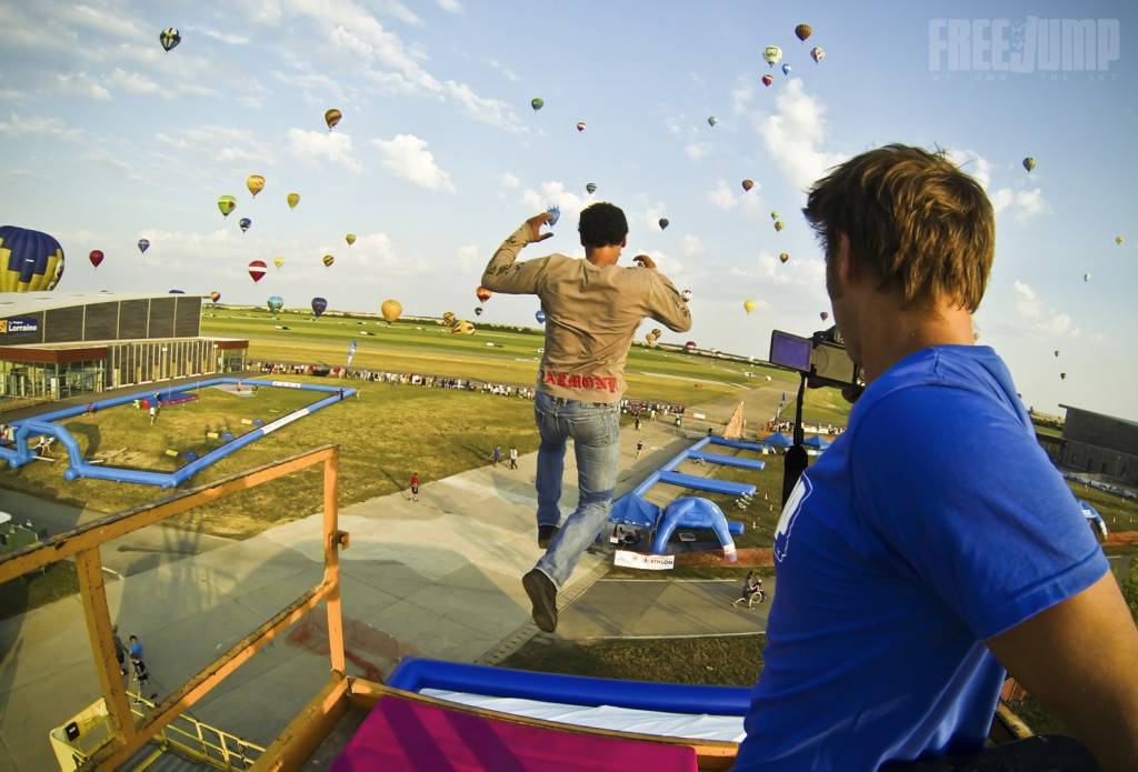 le saut FreeJump sous les montgolfières