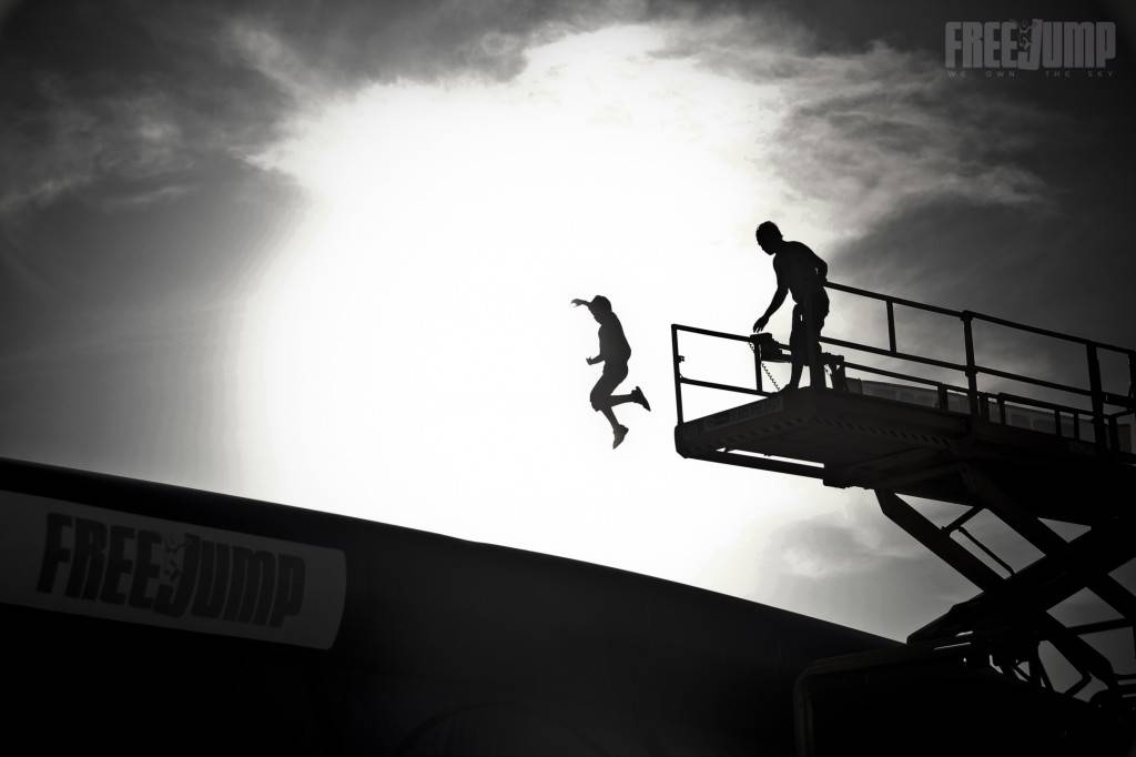 FreeJump - Saut en silhouette, ombre chinoise FreeJump - Saut en silhouette, ombre chinoise