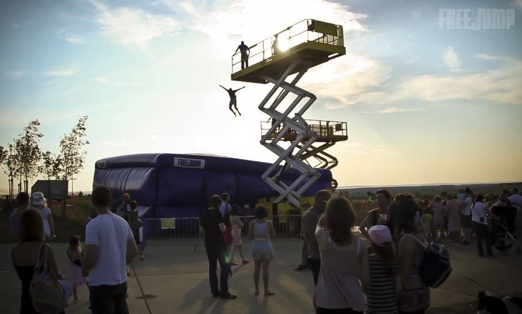 FreeJump - ça jump jusqu'au couché de soleil FreeJump - ça jump jusqu'au couché de soleil