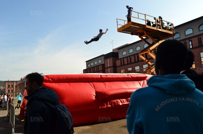 un-etudiant-en-plein-vol-lors-d-un-freejump-photo-dna-r-c (1)